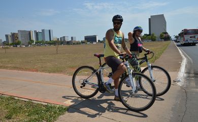 Na esplanada dos ministérios, pessoas utilizam suas bicicletas no dia de comemoração ao Dia Mundial Sem Carro (José Cruz/Agência Brasil/Agência Brasil)