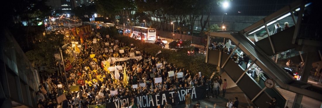 "Violência é a tarifa": protesto iniciado durante a tarde na zona oeste dividiu-se em duas, incluindo como destino o Palácio dos Bandeirantes, sede do governo do Estado (Marcelo Camargo/Agência Brasil)
