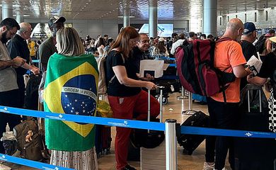Tel Aviv, Israel – Brasileiros em Israel se preparam para serem repatriados em avião da FAB que chegou a Tel Aviv. Foto: X/Ministério das Relações Exteriores