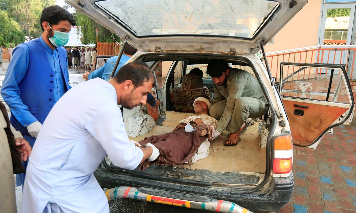 Men carry an injured person to a hospital after a bomb blast at a mosque, in Jalalabad, Afghanistan October 18, 2019.REUTERS/Parwiz