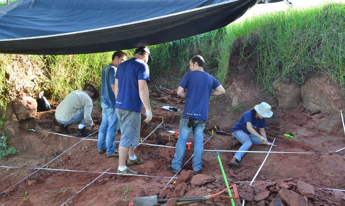 Museu Nacional anuncia descoberta de dinossauro muito raro




Berthasaura leopoldinae representa um dos esqueletos mais completos desses répteis descobertos no Brasil