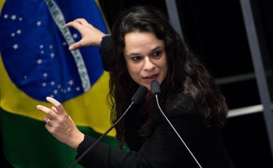 Brasília - A advogada de acusação, Janaína Paschoal, fala no quinto dia de julgamento final do processo de impeachment da presidenta afastada, Dilma Rousseff, no Senado Federal (Marcelo Camargo/Agência Brasil)