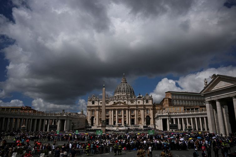 Roma- 25/04/2025 Pessoas fazem fila para entrar na Basílica de São Pedro para prestar homenagens enquanto o Papa Francisco é velado, visto de Roma, Itália, em 25 de abril de 2025. REUTERS/Remo Casilli/ PROIBIDA REPRODUÇÃO