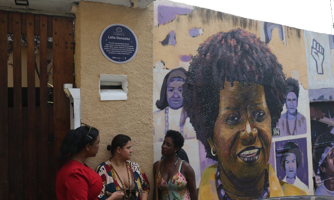 Rio de Janeiro (RJ), 30/09/2023 - Casa em que morou a autora, antropóloga, filósofa e política Lélia Gonzalez, em Santa Tereza, região central da cidade, recebe placa em sua homenagem. Prefeitura do Rio e o Projeto Negro Muro lançam projeto relacionado à cultura da população negra. Imóveis de relevância histórica para a memória negra serão identificados como Patrimônio Cultural. Foto:Tânia Rêgo/Agência Brasil