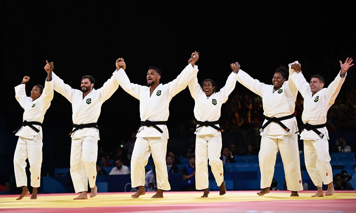 Paris 2024 Olympics - Judo - Mixed Team Bronze Medal A - Champ-de-Mars Arena, Paris, France - August 03, 2024. Brazil's team reacts after winning their match against Italy. Reuters/Arlette Bashizi/Proibida reprodução