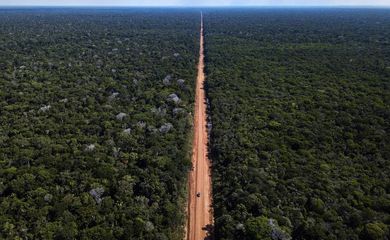 As obras para reconstrução da rodovia devem iniciar ainda este ano, contribuindo para o crescimento econômico-social dos estados do Amazonas e Rondônia