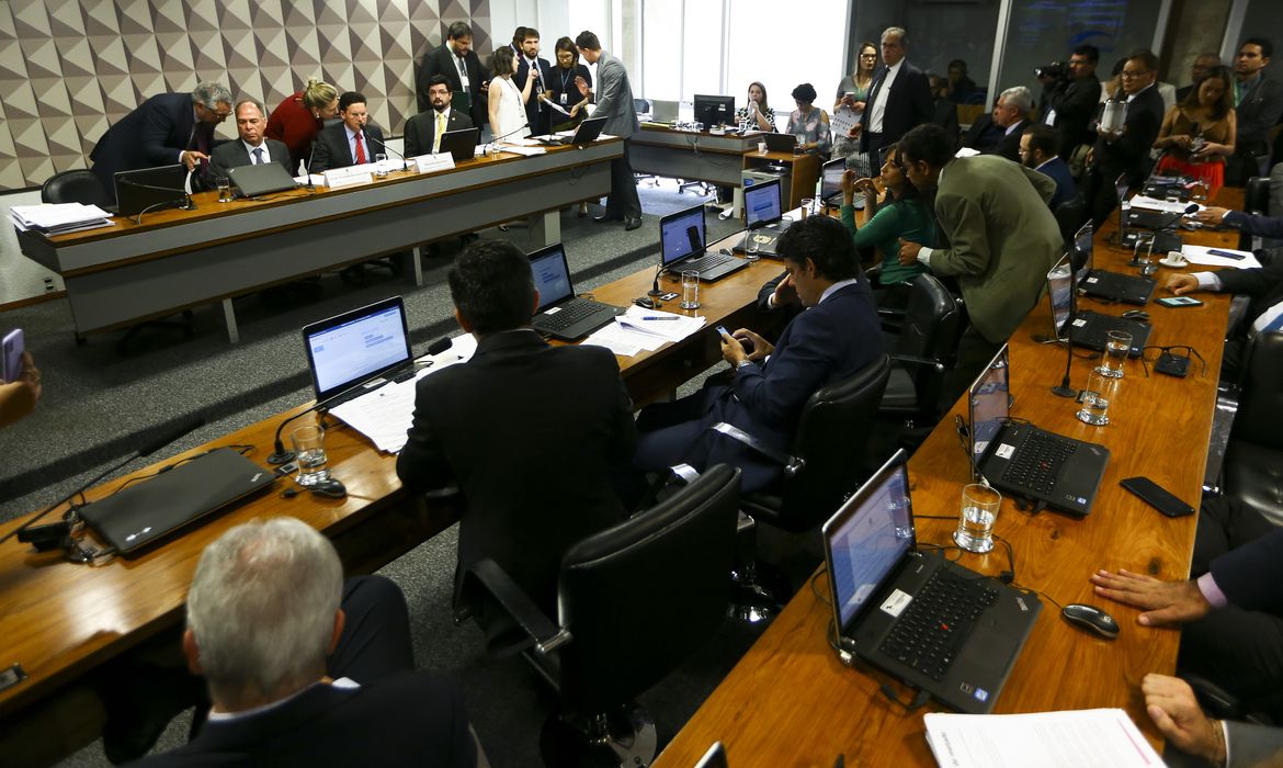 A comissão mista que analisa a Medida Provisória 870/19 realiza reunião para votação do relatório do senador Fernando Bezerra Coelho  sobre o assunto. 