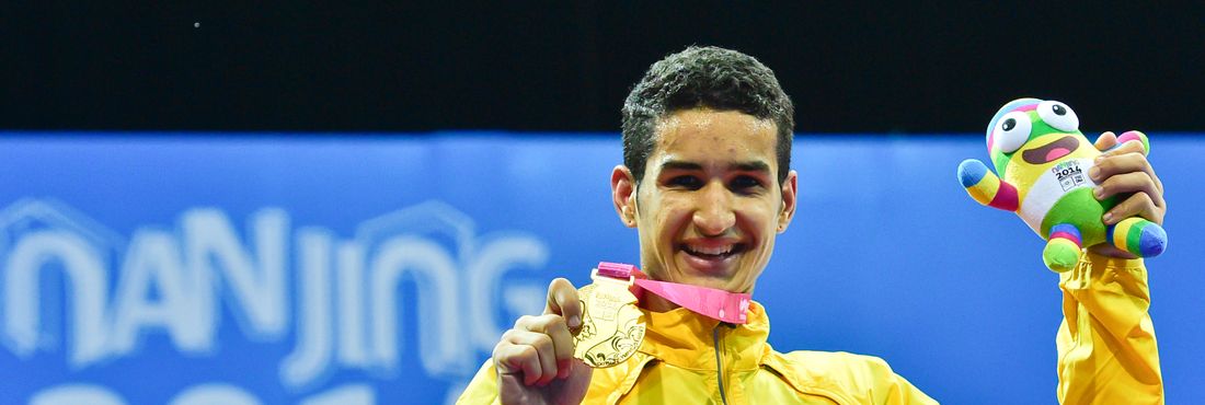 Campeão mundial juvenil de taekwondo, Edival "Netinho" Marques superou o mexicano José Rodriguez na final dos Jogos Olímpicos da Juventude e subiu ao lugar mais alto do pódio