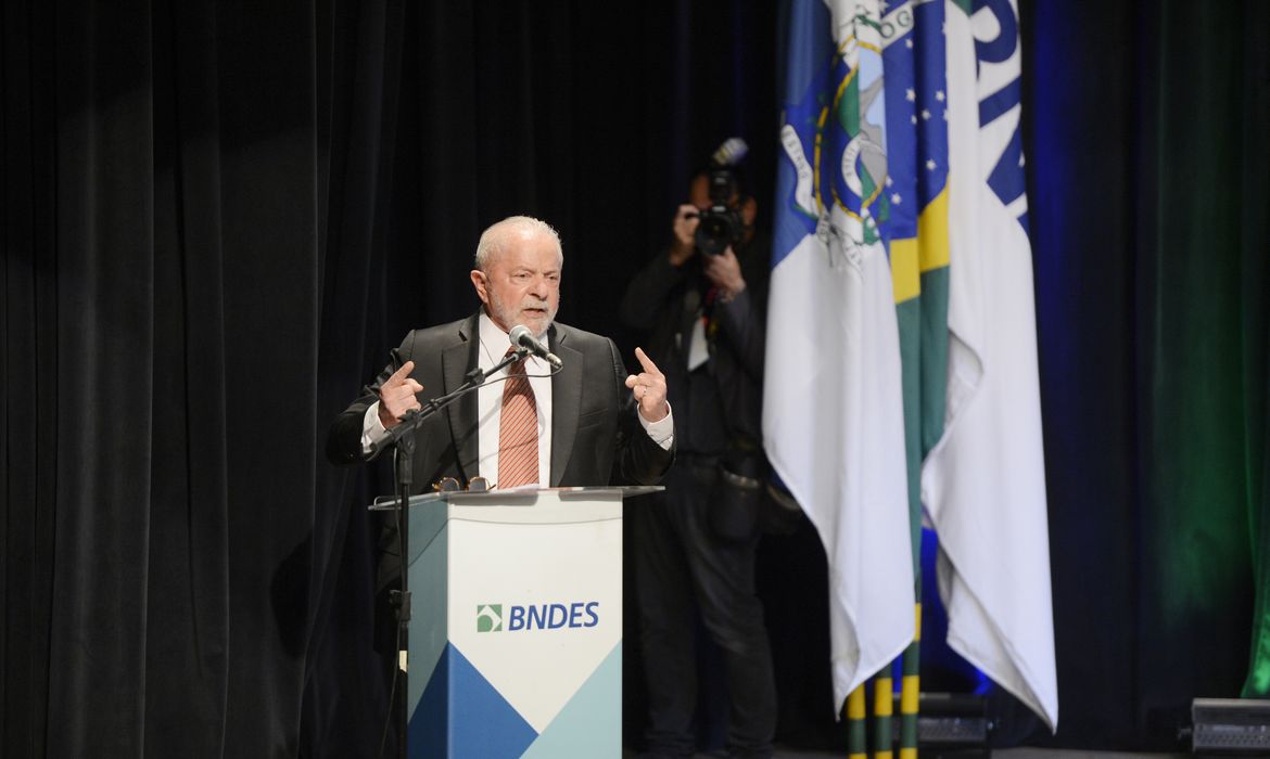 O presidente da República, Luiz Inácio Lula da Silva, durante posse do novo presidente do Banco Nacional de Desenvolvimento Econômico e Social (BNDES), no Rio de Janeiro