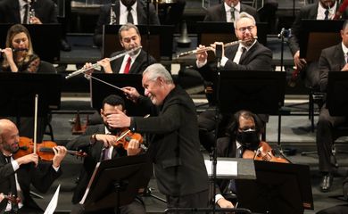 A Orquestra Sinfônica Nacional da UFF  interpreta “Choros 6”, de autoria de Heitor Villa-Lobos, na segunda parte do concerto 100 anos de rádio no Brasil, no Theatro Municipal do Rio, centro da cidade.