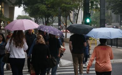 São Paulo (SP), 18/10/2024 -  Chuva leve no final da tarde de sexta-feira (18) na avenida Paulista. Foto: Paulo Pinto/Agência Brasil