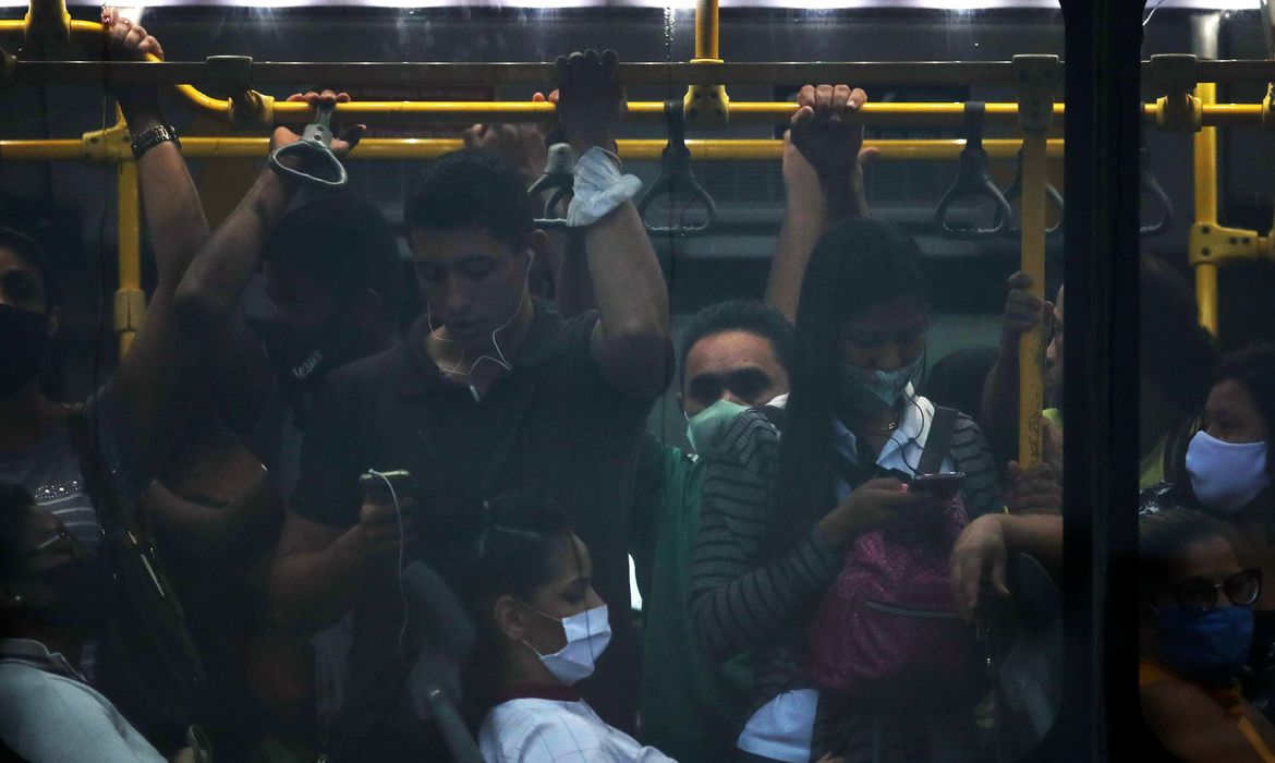 Passageiros viajam em ônibus público em meio à pandemia da doença coronavírus (COVID-19), no Rio de Janeiro, Brasil, 18 de novembro de 2020.