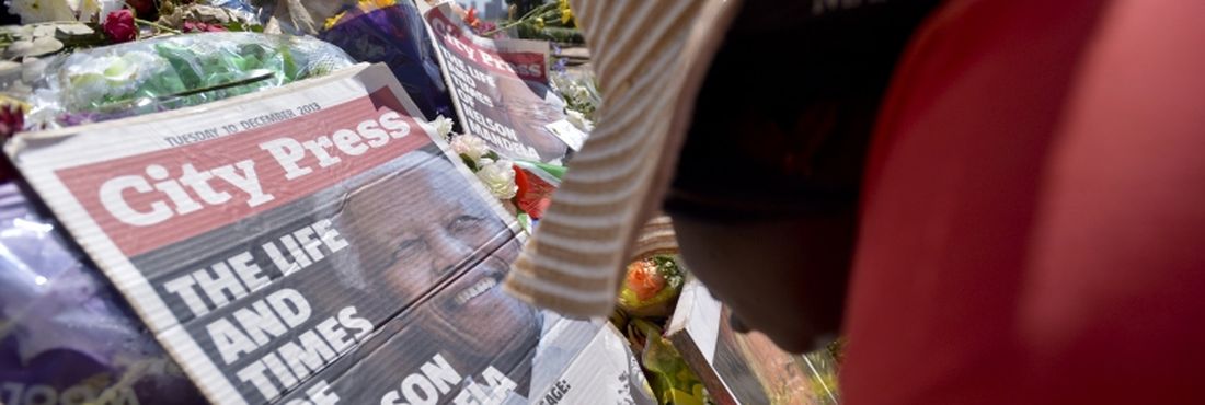 Sul-africanos acordam cedo para ver caixão com corpo Mandela