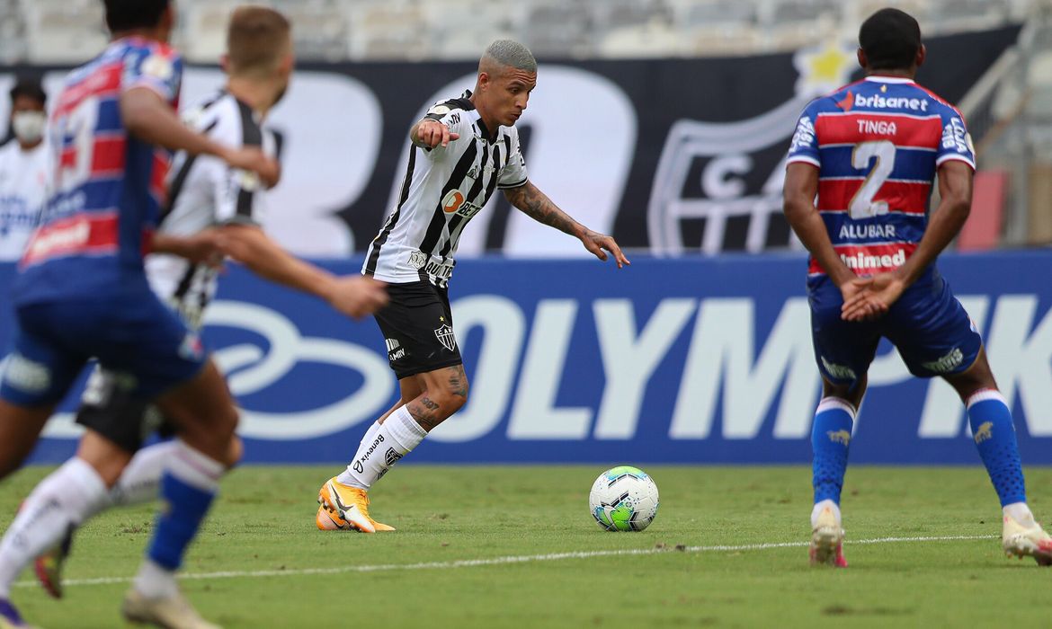 Atlético Mineiro vence Fortaleza pelo Brasileirão.