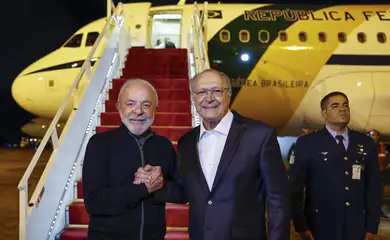 Presidente da República, Luiz Inácio Lula da Silva, acompanhado do Vice-presidente e ministro da Industria e comercio, Geraldo Alckmin durante partida para Casablanca.
Base Aérea de Brasília.

Foto: Ricardo Stuckert / PR