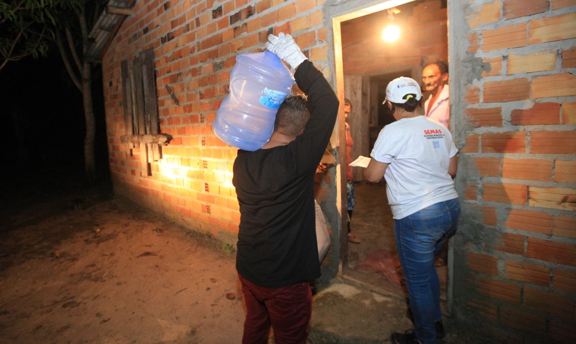 Moradores das comunidades de Bom Futuro, Vila Nova e Burajuba, em Barcarena, recebem os primeiros garrafões de água potável