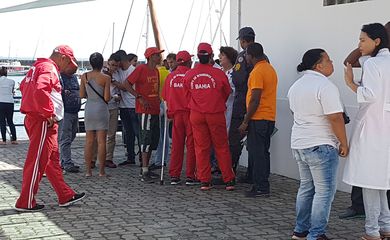 Parentes aguardam informações sobre vítimas de naufrágio na Bahia (Divulgação/Ascom do 2ºDistrito Naval)