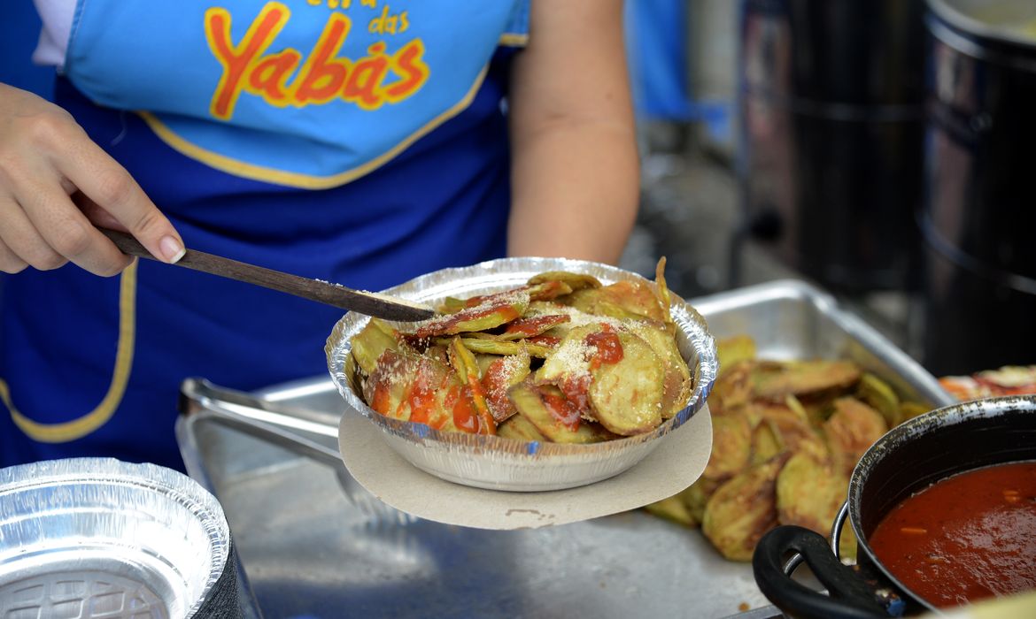A Feira das Yabás, patrimônio cultural imaterial do Rio, volta a acontecer após negociação com Prefeitura, nas ruas de Oswaldo Cruz,  zona norte, em comemoração de 10 anos, com comidas tipicamente afro-brasileiras. 