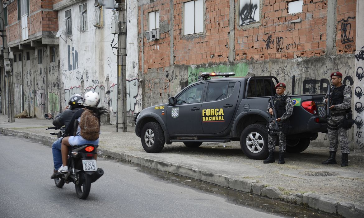 Rio de Janeiro - Membros da Força Nacional patrulham entorno do complexo de favelas da Maré durante o 1º turno das eleições 2016. (Fernando Frazão/Agência Brasil) 