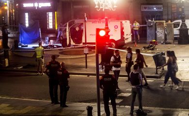 Imagem da van usada em atentado em Barcelona, na Espanha. O veículo atropelou pedestres em um dos principais turísticos da cidade. Treze pessoas morreram e 80 ficaram feridas (Agência Lusa/Direitos Reservados)