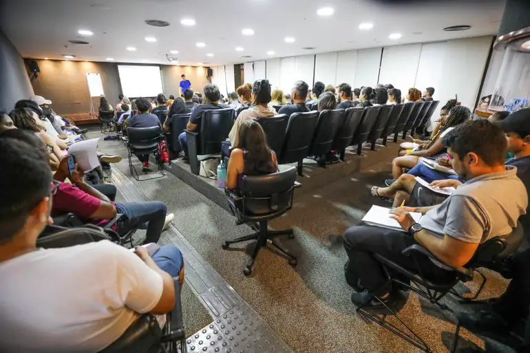 Brasília (DF), 02.05.2024 - Os candidatos do Distrito Federal que farão o Concurso Público Nacional Unificado (CNU) estão aproveitando os últimos dias para revisar o conteúdo. Cerca de 160 pessoas acompanharam o último aulão preparatório promovido pela Biblioteca Nacional de Brasília (BNB). Foto: Joel Rodrigues/Agência Brasília