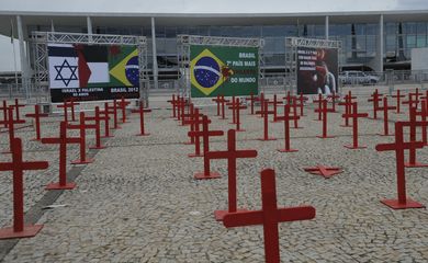 Parlamentares realizam ato contra a violência no Brasil afixando cruzes na Praça dos Três Poderes