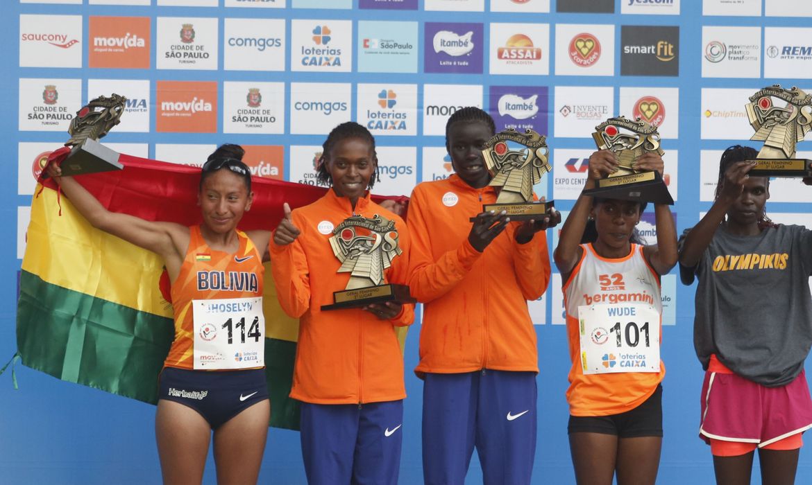 São Paulo (SP), 31/12/2023 - Em sua 98ª edição, a Corrida Internacional de São Silvestre reuniu 35 mil corredores na Avenida Paulista, em São Paulo. - Podio da categoria feminina com a vencedora Catherine Reline do Quenia. Foto Paulo Pinto/Agência Brasil