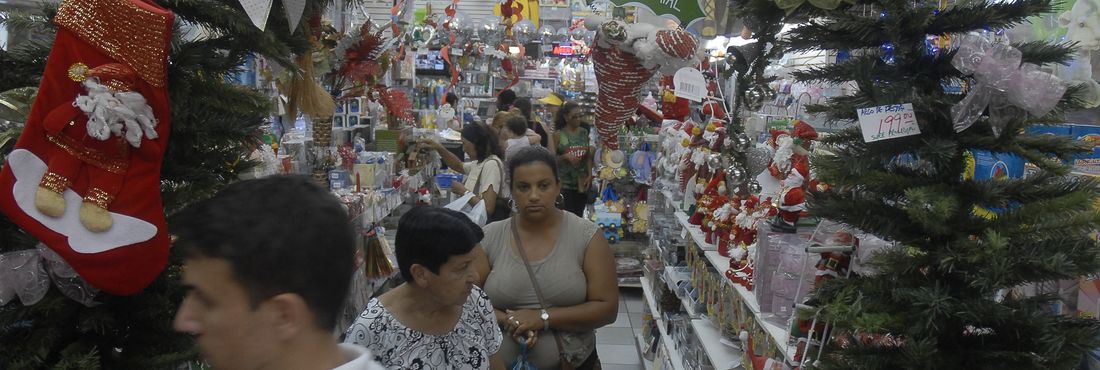Faltando 15 dias para o Natal, as ruas do comércio popular conhecido como Saara, no centro do Rio, estão cheias apesar do calor