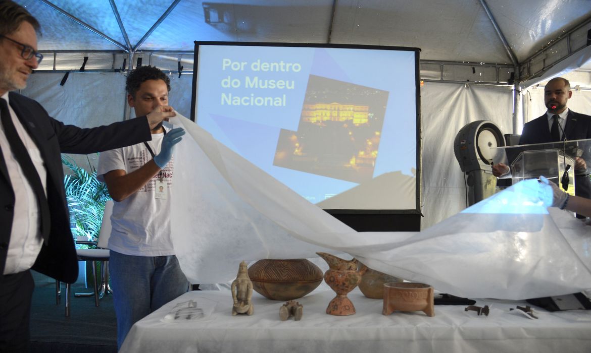 Direção do Museu Nacional do Rio de Janeiro apresenta peças resgatadas recentemente, durante evento de divulgação das ações de apoio à recuperação do museu. 