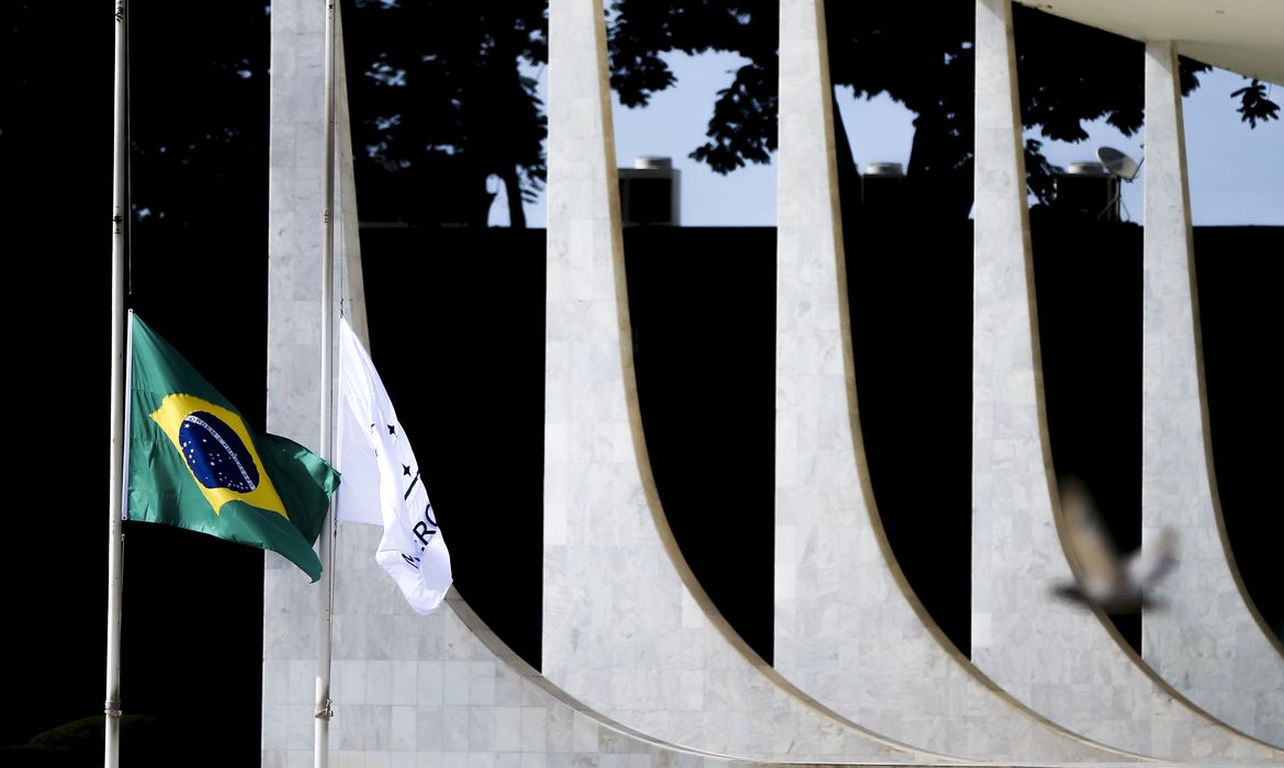 Brasília - Bandeiras em frente ao Supremo Tribunal Federal são hasteadas a meio mastro em sinal de luto pela morte do ministro Teori Zavascki (Marcelo Camargo/Agência Brasil)