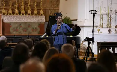 Tiradentes (MG), 13/09/2025 – O artista Jean D'Amérique durante leitura poética Igreja São João Evangelista, no centro de Tiradentes (MG). Foto: Tomaz Silva/Agência Brasil
