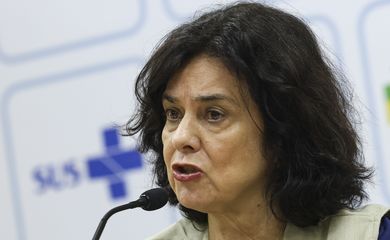 Brasília (DF), 09/01/2025 - A ministra da Saúde, Nísia Trindade, durante anúncio da instalação do Centro de Operações de Emergência (COE) para Dengue e outras Arboviroses e o novo Plano de Contingência Nacional para Dengue, Chikungunya e Zika. Foto: Marcelo Camargo/Agência Brasil