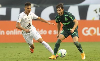 O jogador Matías Viña, da SE Palmeiras, disputa bola com o jogador Kaio Jorge, do Santos FC, durante partida válida pela vigésima quarta rodada, do Campeonato Brasileiro, Série A, no estádio da Vila Belmiro. (Foto: Cesar Greco)