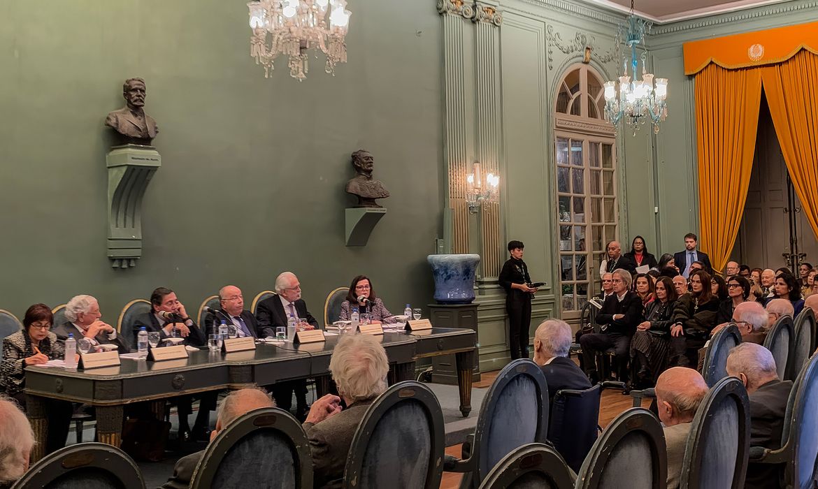 20/07/2023 - O presidente da ABL, Merval Pereira, a embaixadora Marcia Loureiro, presidente da Fundação Alexandre de Gusmão, e o ministro das Relações Exteriores, Mauro Vieira, abriram a solenidade em homenagem ao Acadêmico Hélio Jaguaribe. Foto