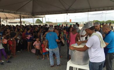 Venezuelanos atendidos pela Operação Acolhida recebem comida