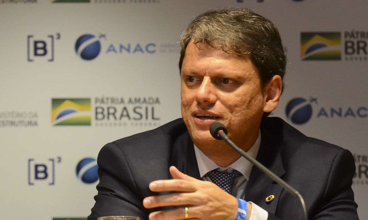 O ministro da Infraestrutura, Tarcísio Gomes de Freitas, participa da coletiva de imprensa após leilão de 12 aeroportos brasileiros, na sede da B3 (Bovespa), em São Paulo.