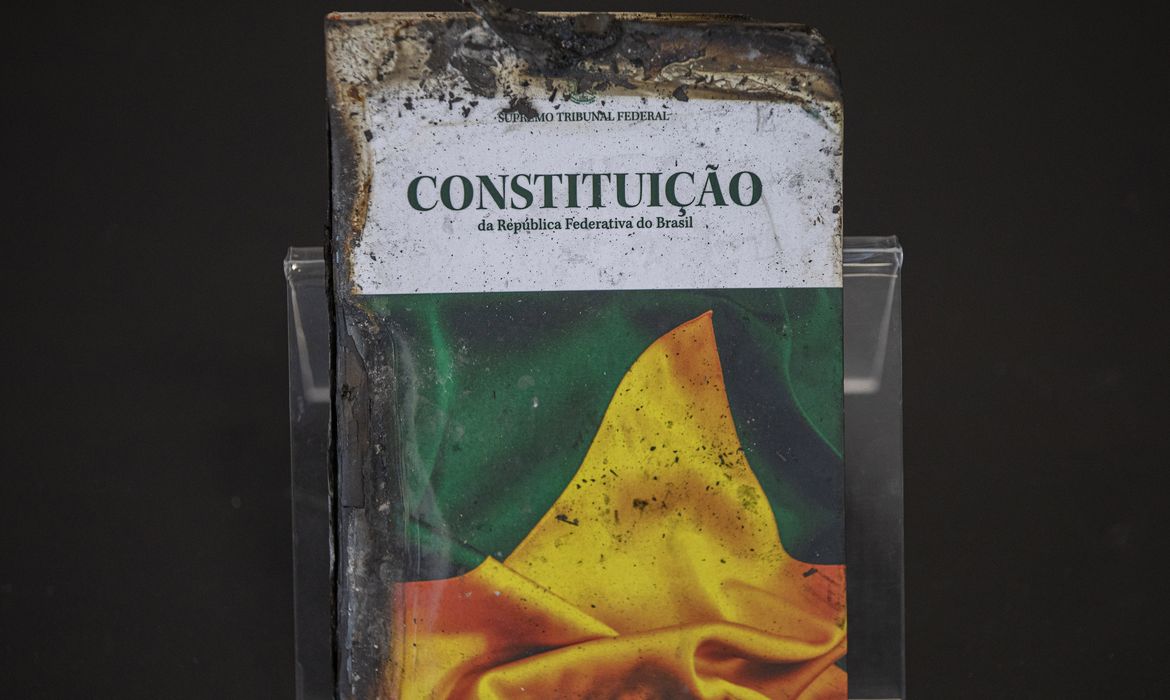 Brasília 08/01/2023 - Memorial com imagens e objetos destruídos do STF é montado na entrada do plenário. Entre os itens expostos, há a Constituição queimada