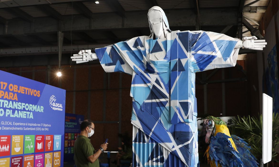 Escultura do Cristo Redentor em material reciclado na Glocal Experience, que debate propostas dos objetivos de desenvolvimento sustentável da ONU, na Marina da Glória. 