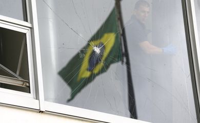 Móveis e janelas danificados no Palácio do Planalto.