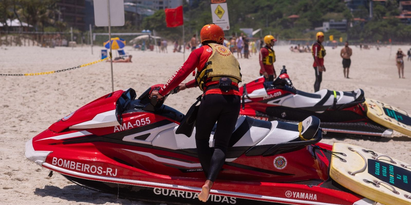 Bombeiros fazem mais de 600 resgates em praias do RJ no fim de semana