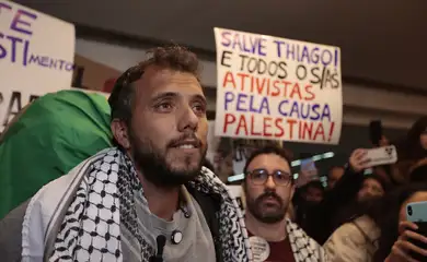 São Paulo (SP), 13/06/2025. O ativista Thiago Ávila durante a sua chegada no aeroporto de Guarulhos, após ser preso e deportado pelo exército israelense ao tentar desembarcar em Gaza. Foto: Paulo Pinto/Agência Brasil