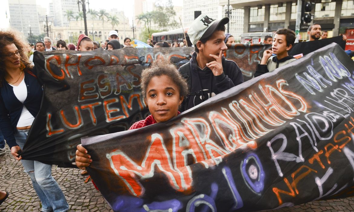 São Paulo - Jovens em situação de rua protestam contra silêncio em torno de violências e mortes de adolescentes, no Vale do Anhangabaú  (Rovena Rosa/Agência Brasil)