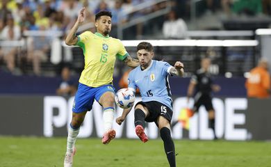 Las Vegas, 06.07.2024 - João Gomes e Federico Valverde disputam a bola durante partida de futebol entre Brasil e Uruguai válido pela Copa América 2024. Foto: Rafael Ribeiro/CBF