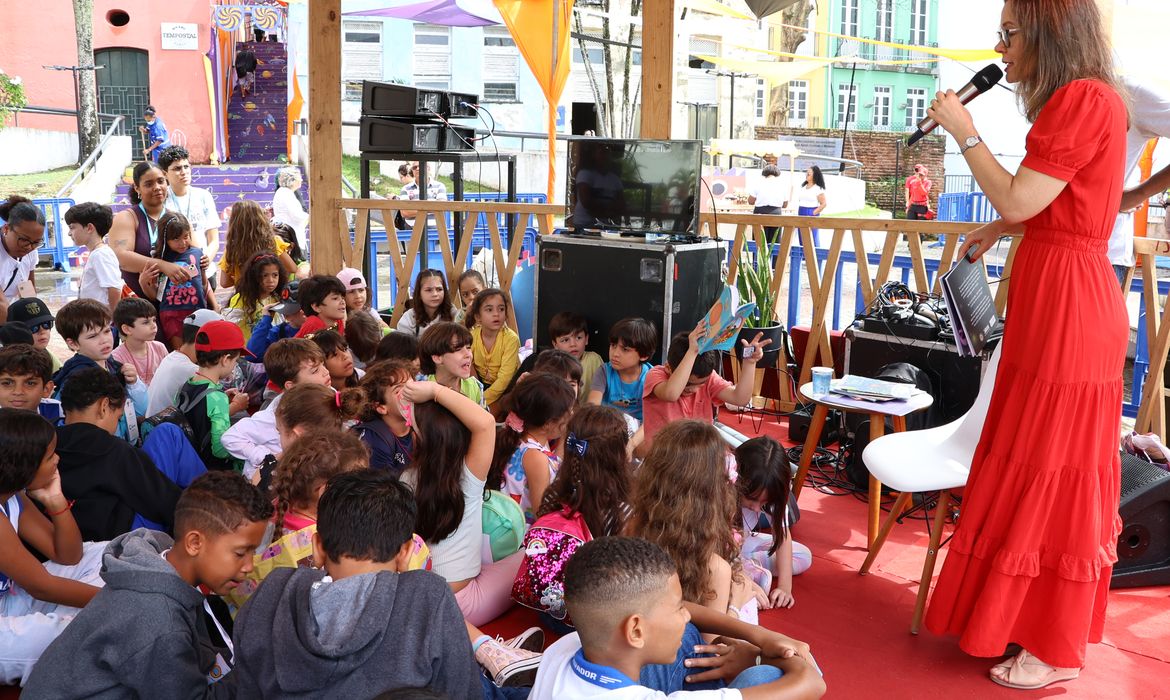 Salvador (BA), 08-08-2024 - Programação infantil do espaço Mabel Velloso durante a Festa Literária Internacional do Pelourinho - Flipelô, no Largo das Artes. Foto: Rovena Rosa/Agência Brasil