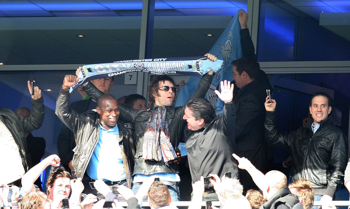 Liam Gallagher comemora vitória do Manchester City