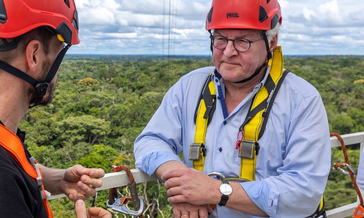 Federal President in Brazil - visit to the rainforest