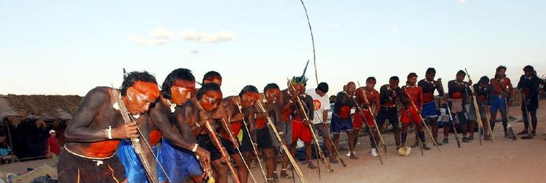 Os índios Xavantes, da etnia Marãiwatséde, comemoram a retomada de suas terras na tarde do dia 10/08/04