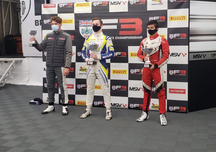 Roberto Faria, cruza linha de chega em segundo lugar, na F3, em Silverstone