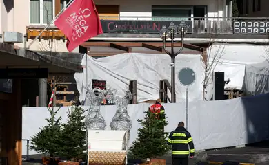Equipes de emergência trabalham na área do 