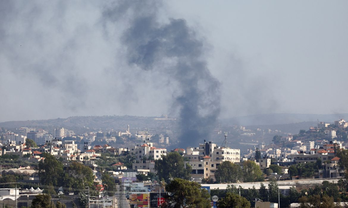 Smoke is seen from Israel's side during a raid on Jenin refugee camp in the Israeli-occupied West Bank, Salem checkpoint July 3, 2023 REUTERS/Ronen Zvulun
